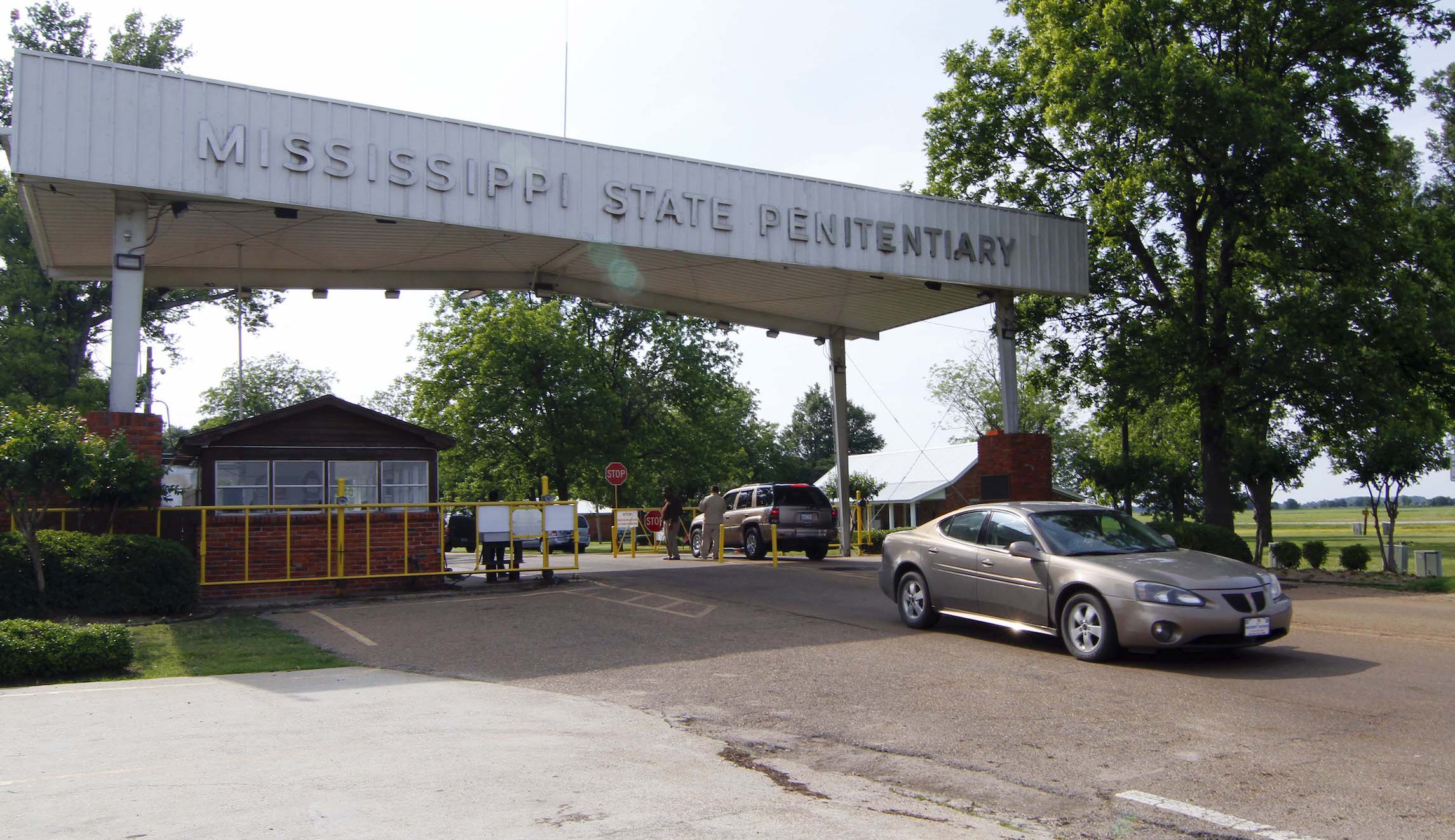 ‘We have it under control as best we can’: Inmates claim that gangs run Mississippi prison