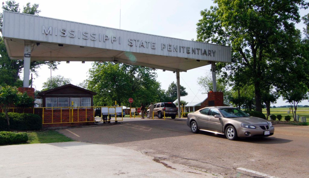 ‘We have it under control as best we can’: Inmates claim that gangs run Mississippi prison