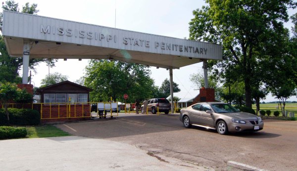 ‘We have it under control as best we can’: Inmates claim that gangs run Mississippi prison
