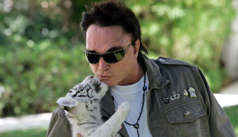 ARCHIV - Roy Horn, Illusionist von Siegfried & Roy, kuesst am 12. Juni 2008 ein Tiger Baby auf seinem Anwesen in Las Vegas, USA. Der Geburtstag ist fuer Roy Horn am 3. Oktober 2003
