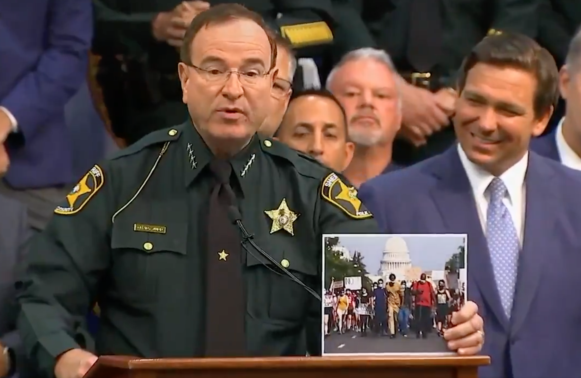 Florida sheriff shows the difference between a peaceful protest and riot with two photos