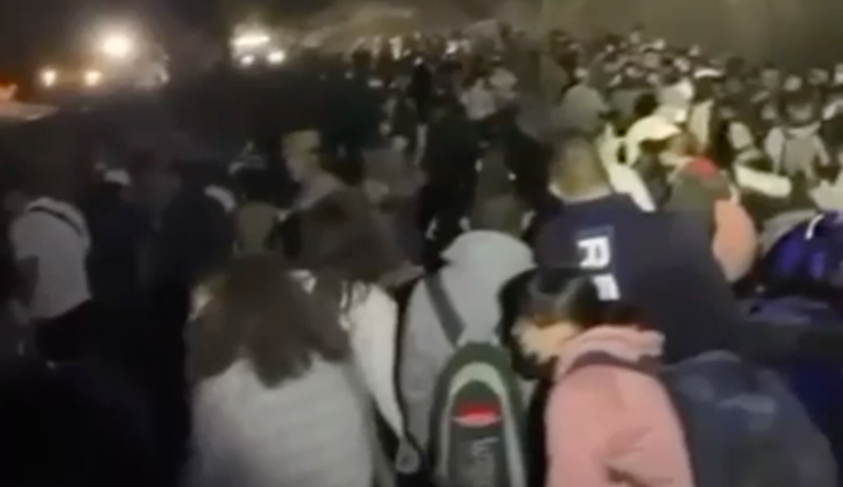 Group of 400 migrants apprehended crossing border in Eagle Pass, Texas: Video