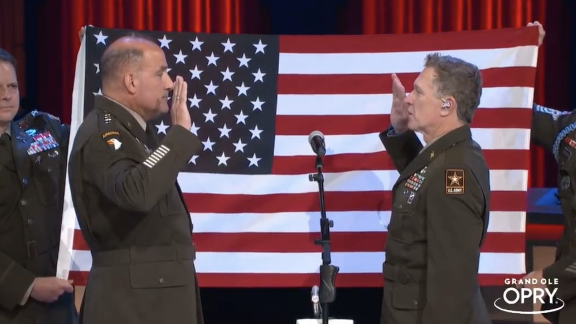 Country singer Craig Morgan reenlists in US Army during concert