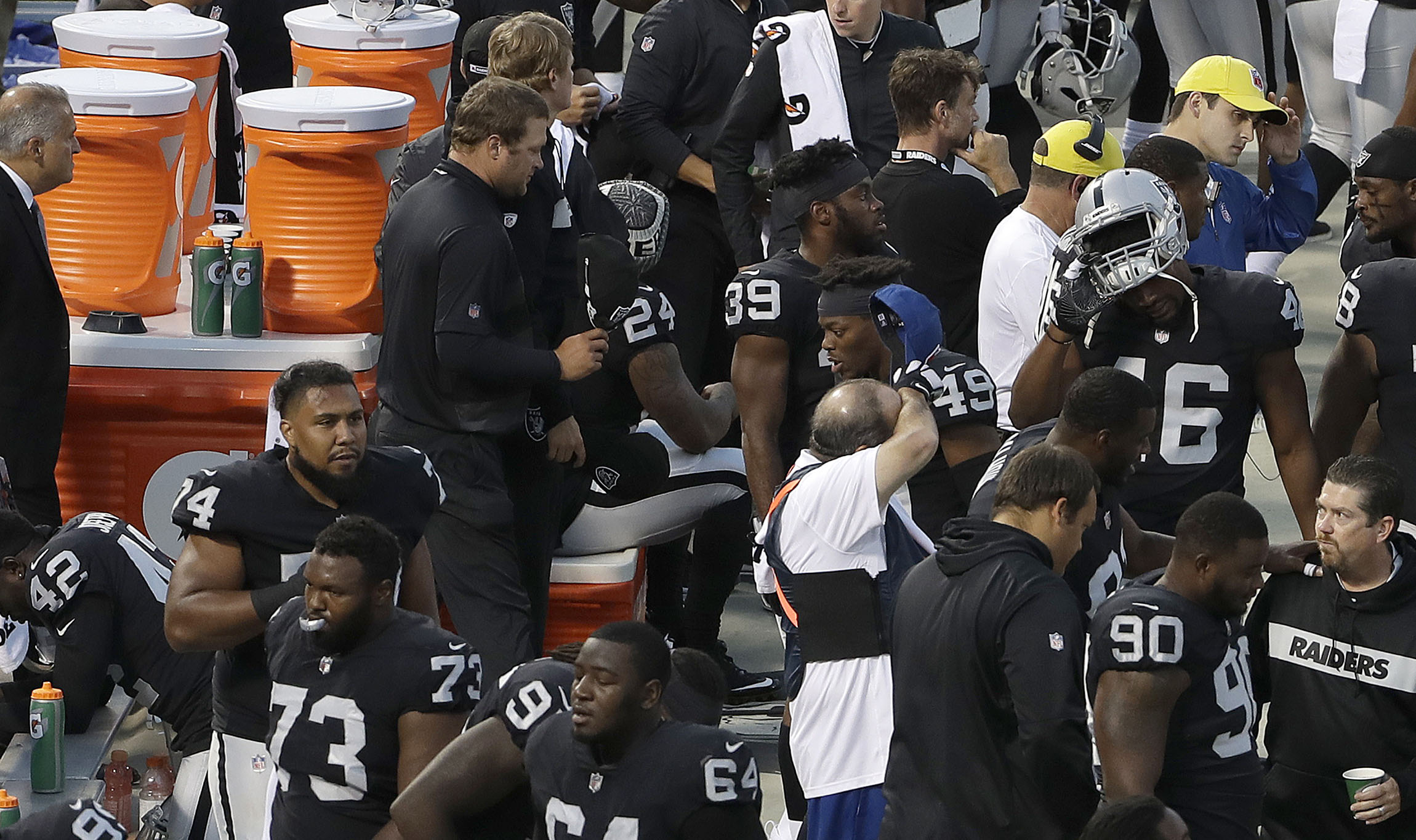Marshawn Lynch sits, only two players kneel for anthem in first week of 2018 NFL season