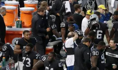 Marshawn Lynch sits, only two players kneel for anthem in first week of 2018 NFL season