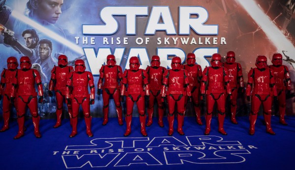 Star Wars lesbian kiss cut from Singapore and Dubai screenings
