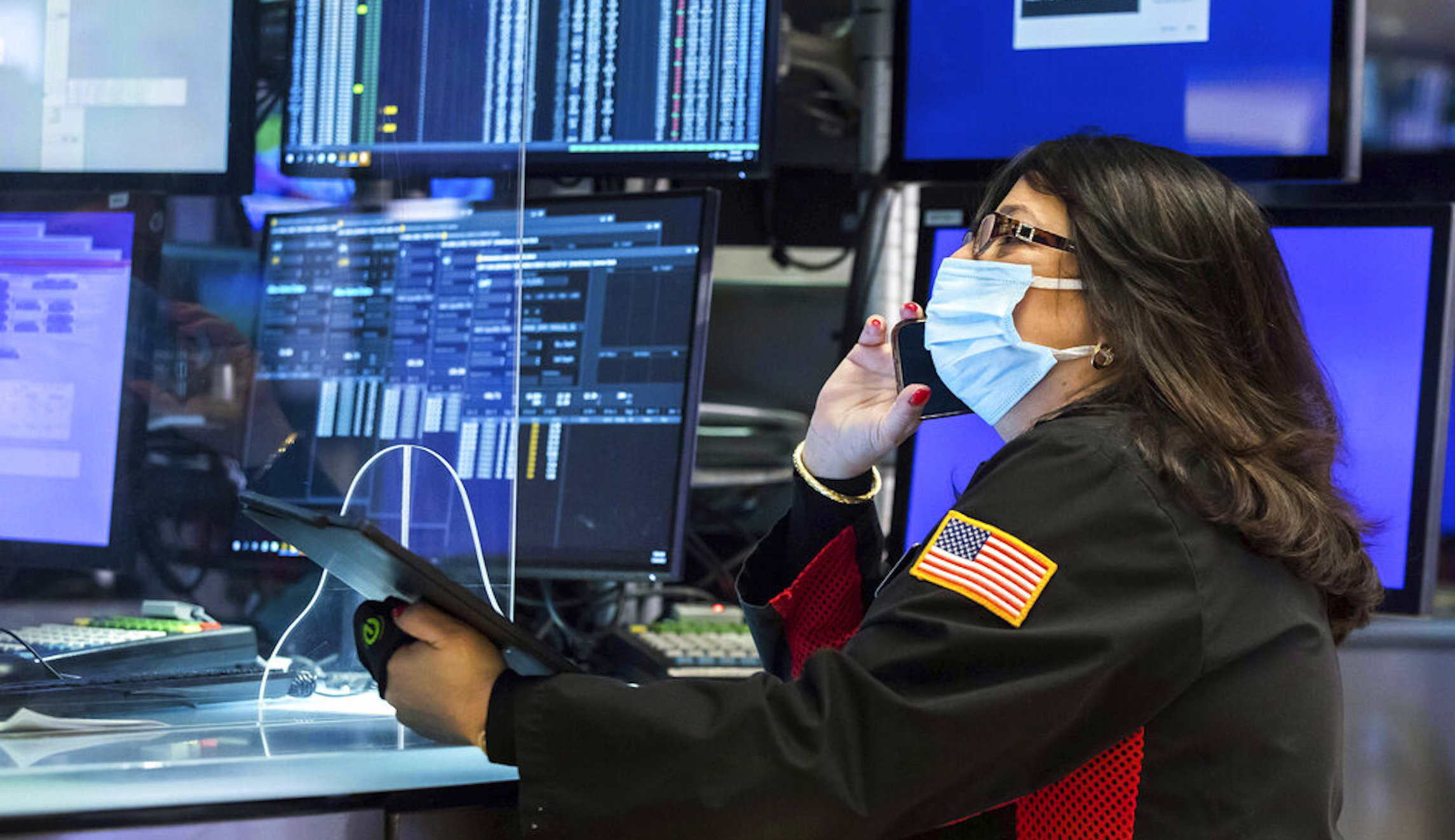 S&P 500 enters correction territory before ending up on day