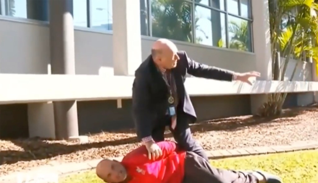 Detective stops press conference to tackle suspect