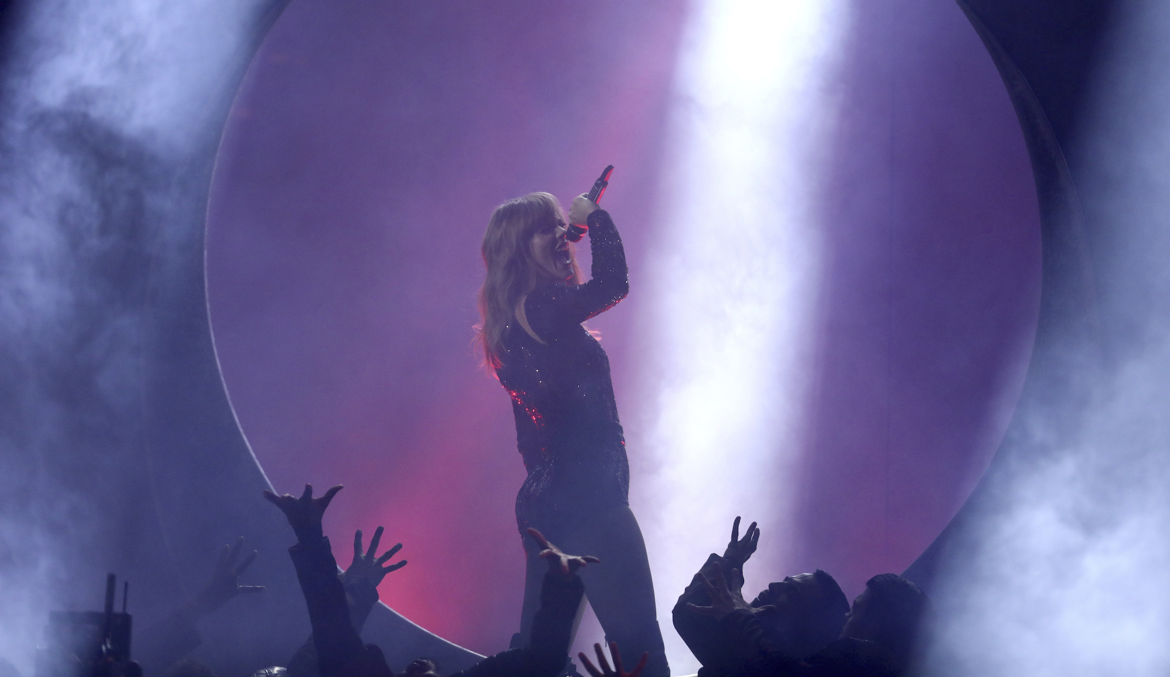 Taylor Swift is now ‘obsessed with’ politics and it shows