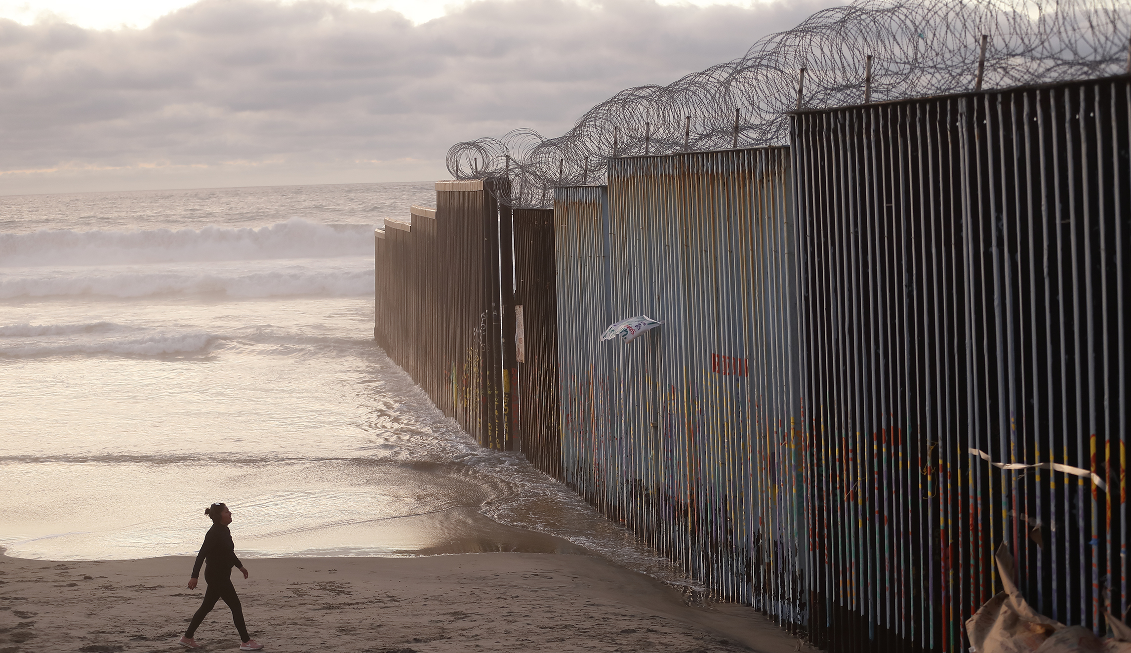 Mexicans arrested in Tijuana for stealing razor wire from the top of border fence
