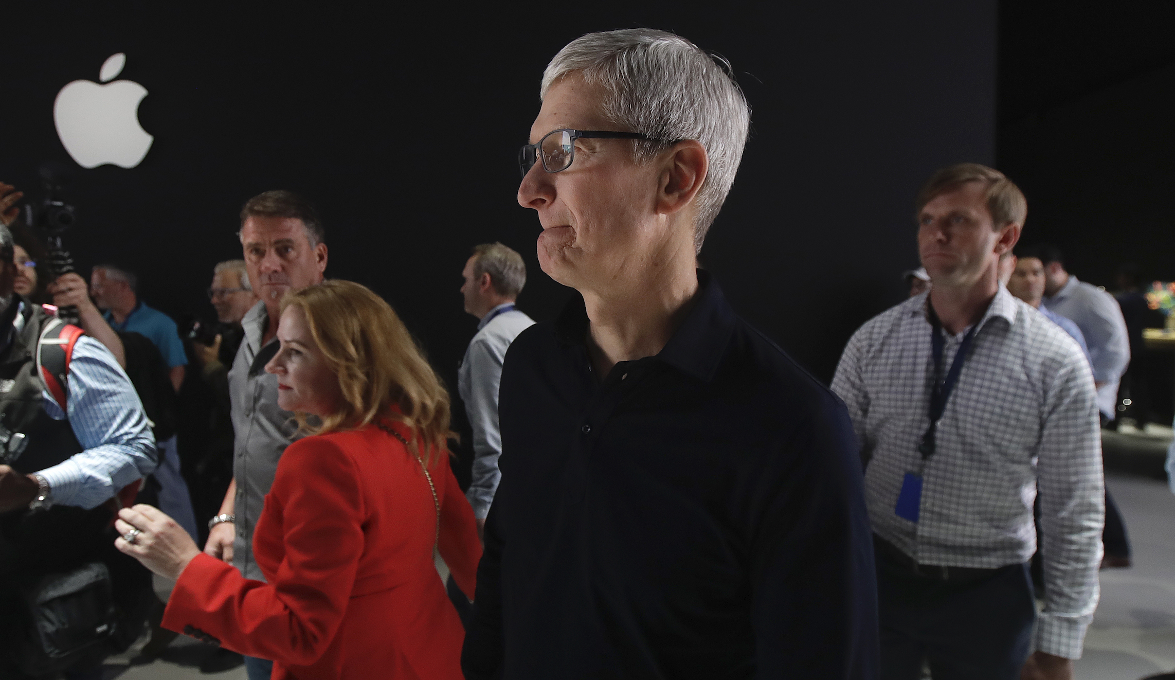 Apple chief defends decision to pull Hong Kong police-tracking app