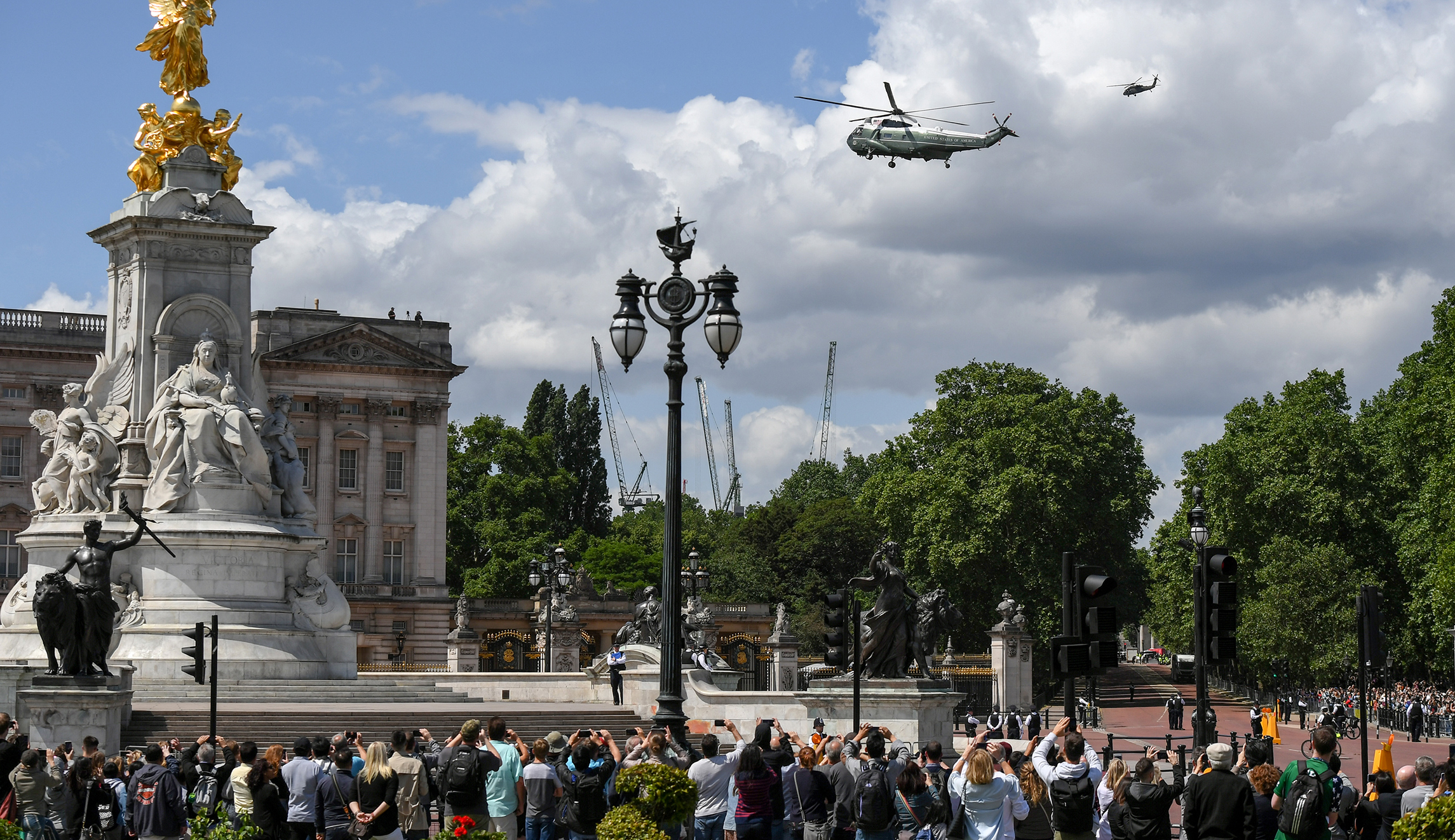 Trump fans sing ‘For He’s a Jolly Good Fellow’ as queen greets him at Buckingham Palace