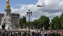 Trump fans sing ‘For He’s a Jolly Good Fellow’ as queen greets him at Buckingham Palace