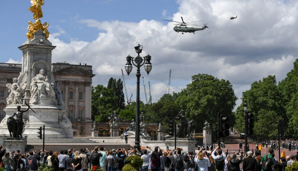 Trump fans sing ‘For He’s a Jolly Good Fellow’ as queen greets him at Buckingham Palace
