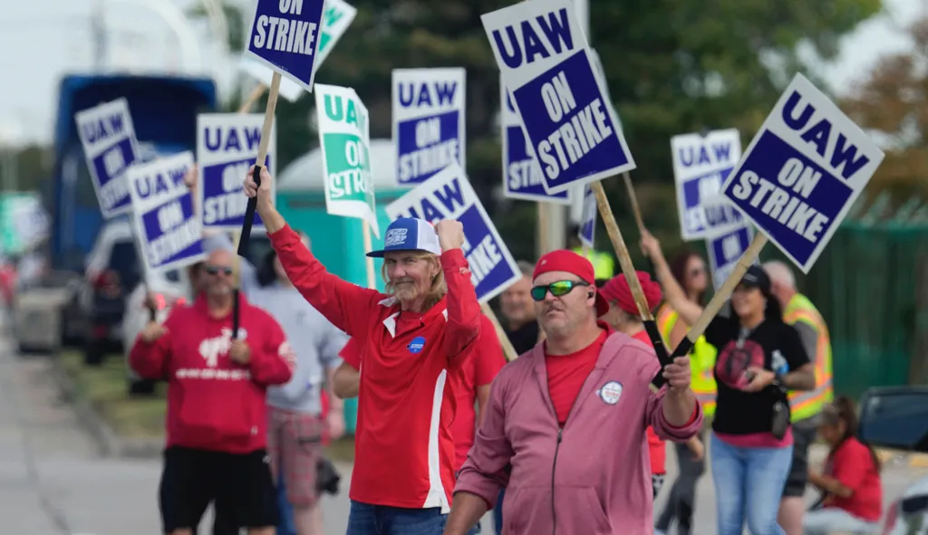 Teamsters refuse to deliver vehicles if UAW members strike