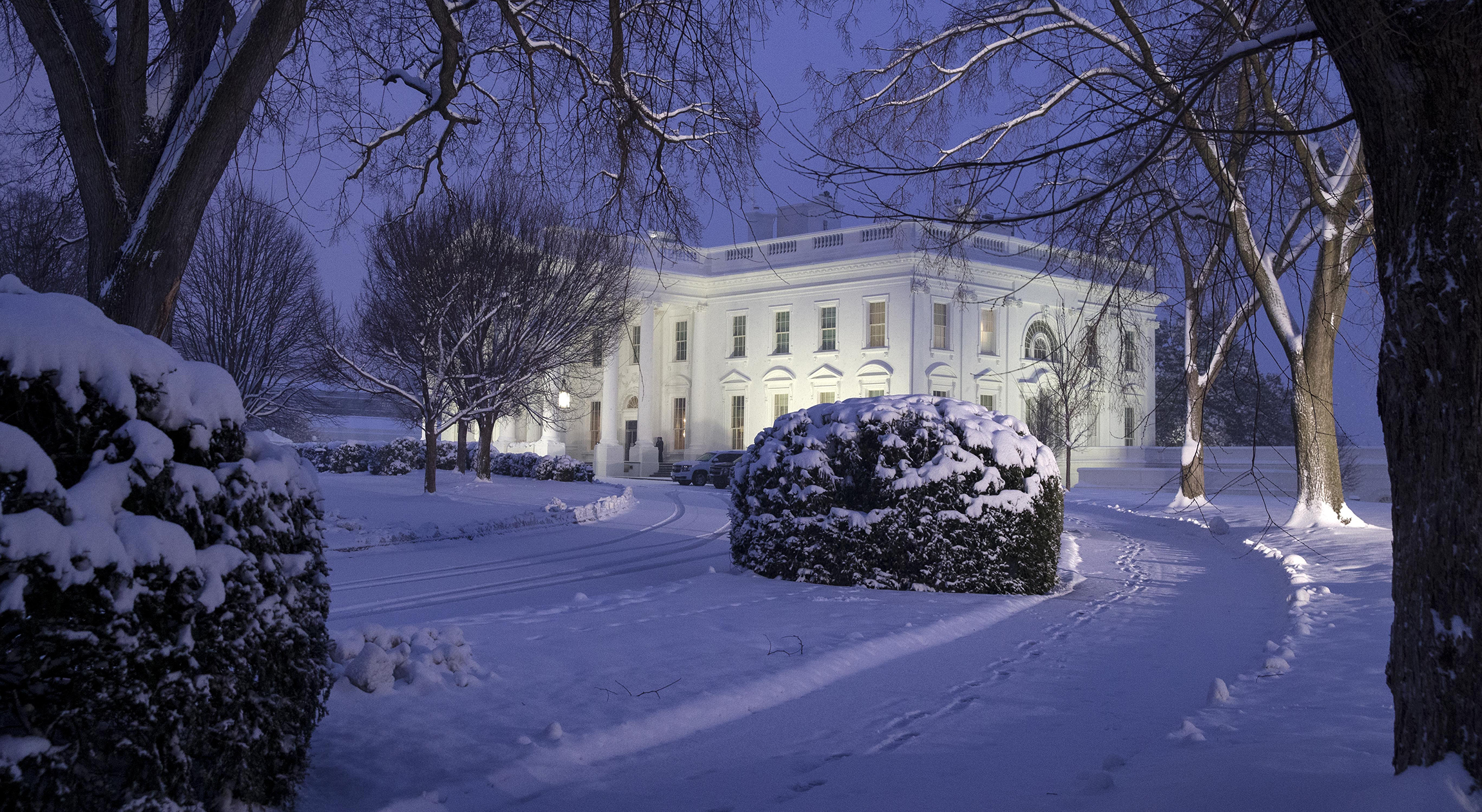 Snowstorm deals DC area another government shutdown