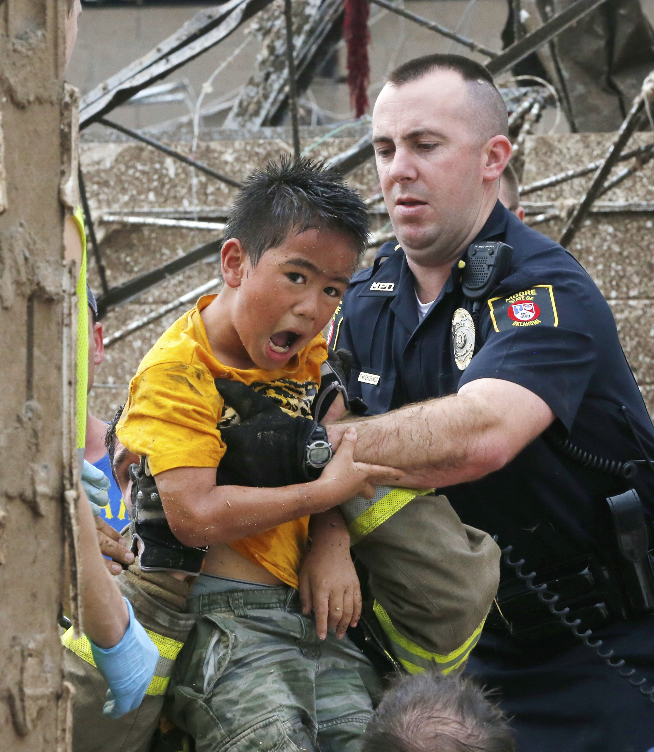 Huge tornado hits Oklahoma City suburb, kills 51
