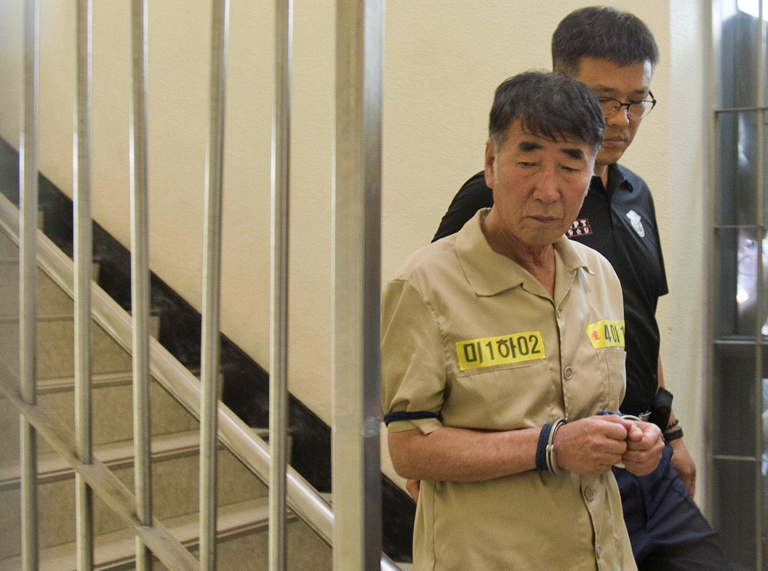 South Korean ferry crew face hostile crowd, judges