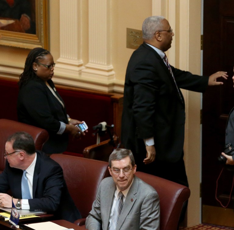 Va. lawmakers present resolution to Byrd family