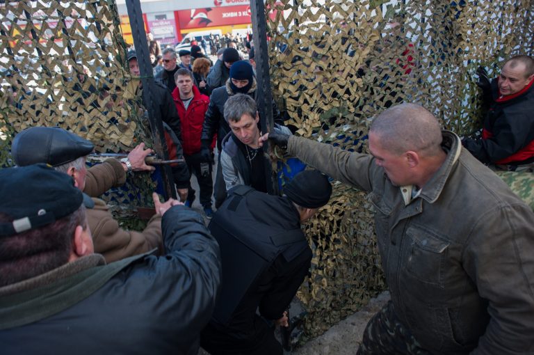 AP PHOTOS: Soldiers take over base in Crimea