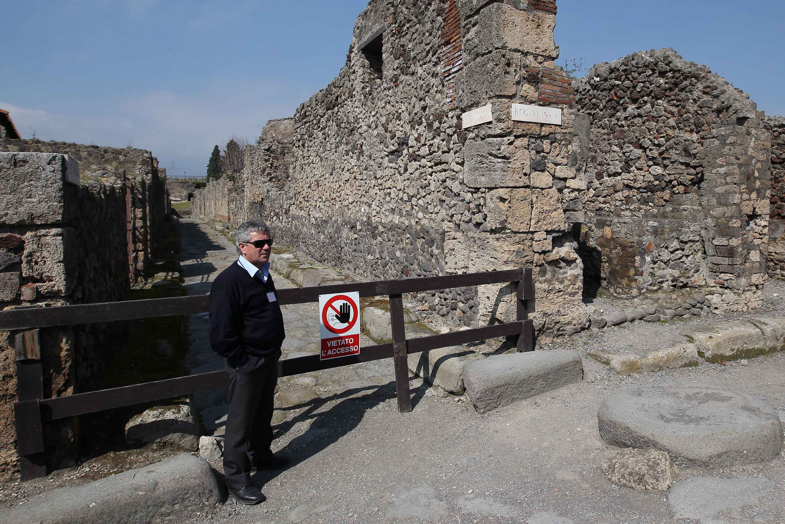 Thieves pry off ancient fresco from Pompeii walls