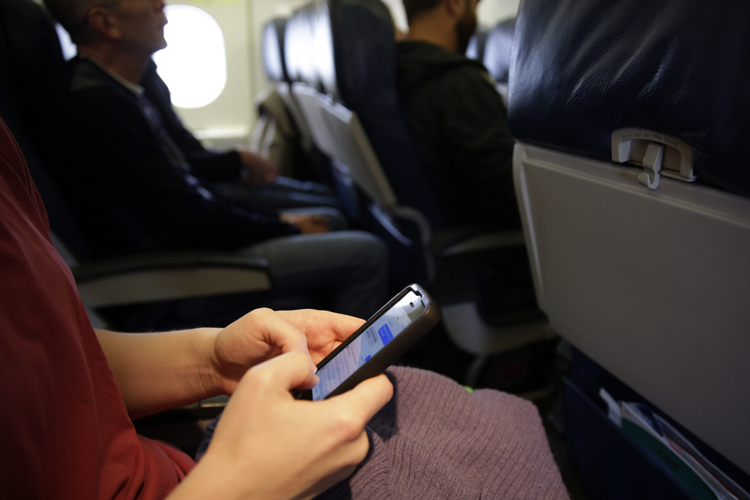 Gov’t weighs permitting cellphone calls on planes