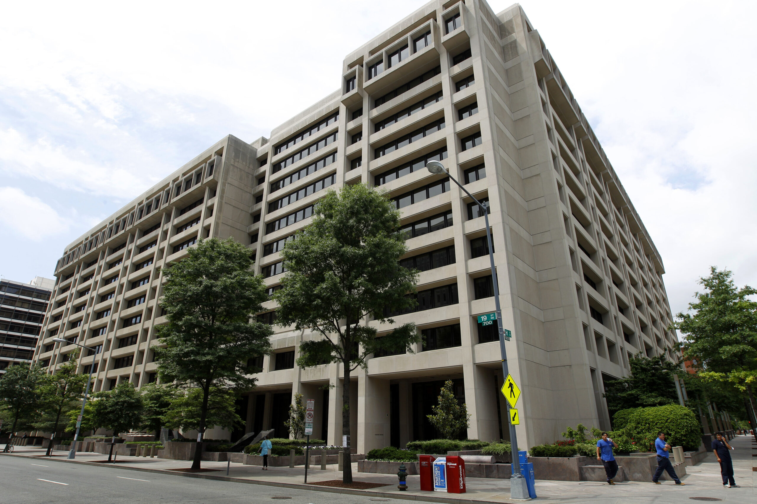 White House applies ‘Emanuel Doctrine’ in trying to tie increased IMF funding to Ukraine aid