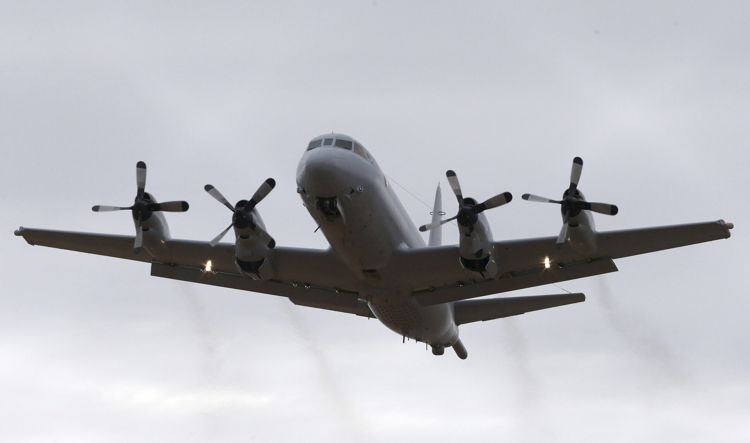 Hunt for Flight 370 resumes in calmer seas