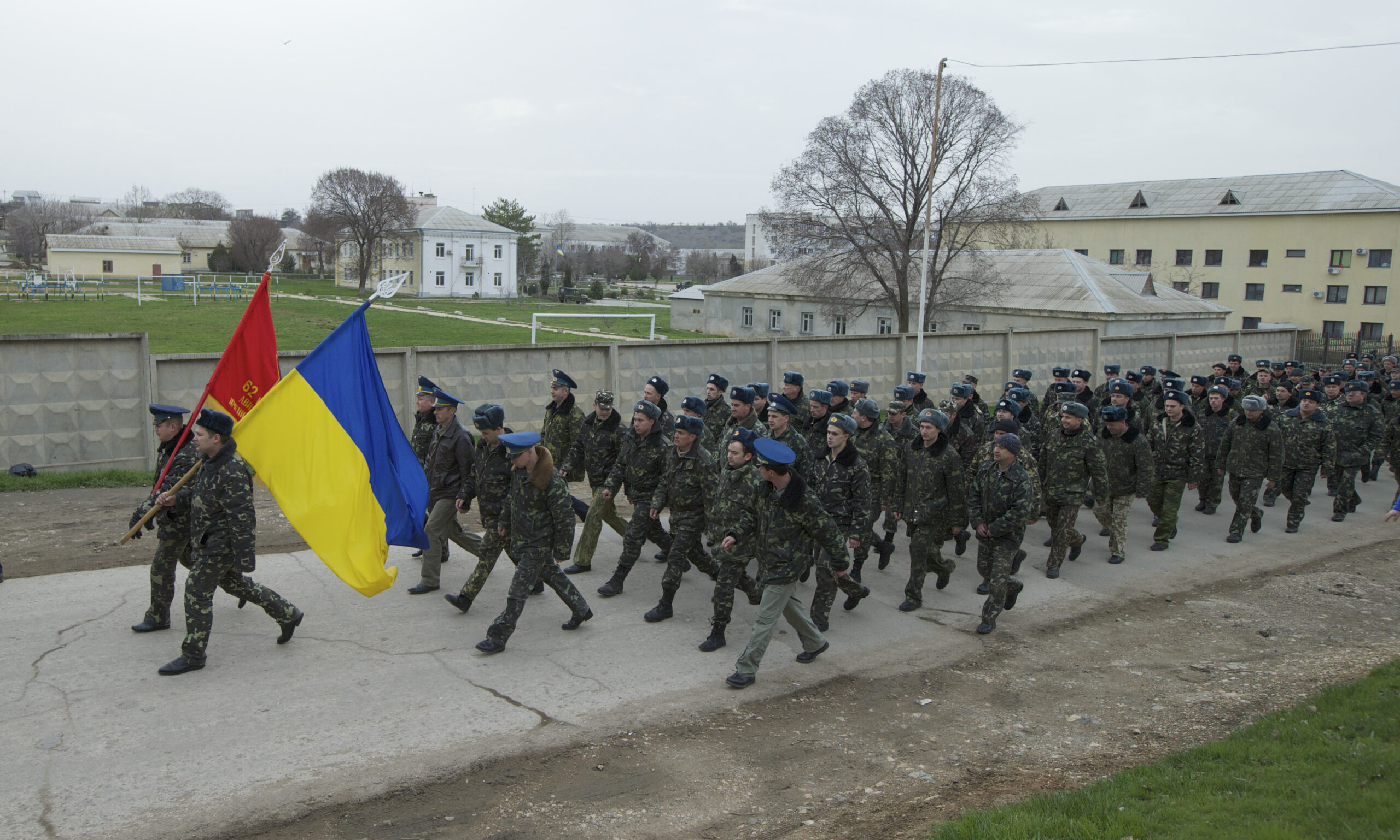 Ukrainians soldiers caught in the middle in Crimea