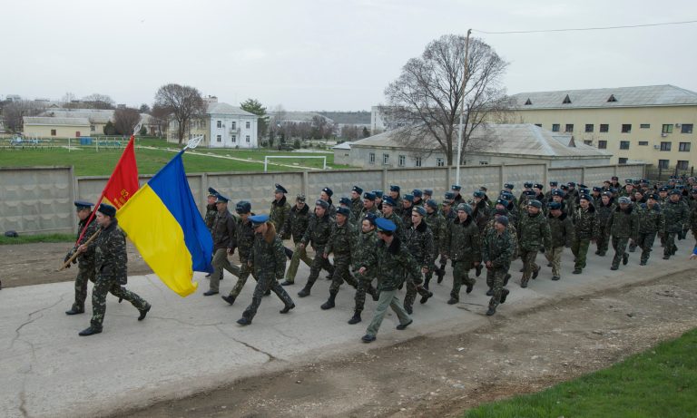 Ukrainians soldiers caught in the middle in Crimea