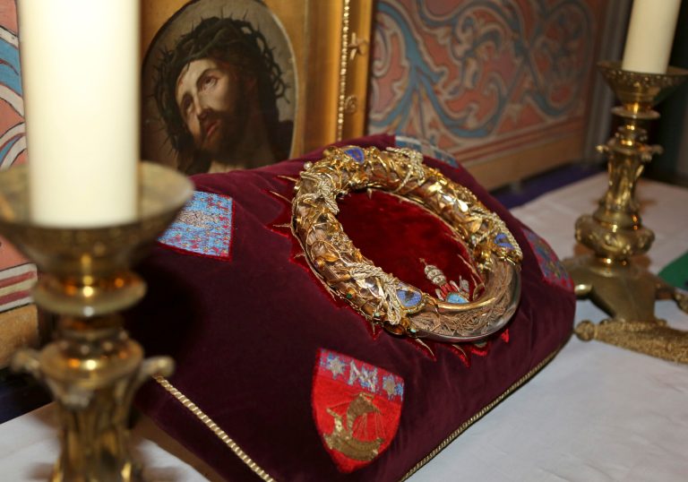 Jesus’ “Crown of Thorns” shown at Notre Dame