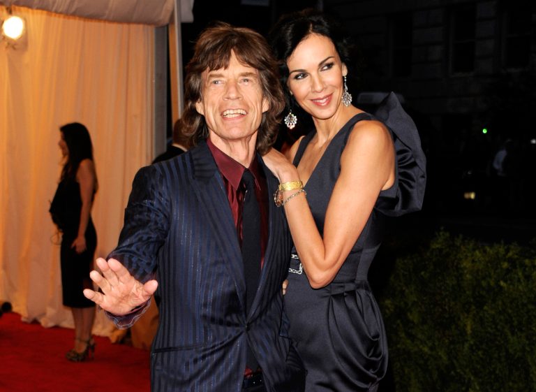 Jagger pays tribute to companion, Stones halt tour