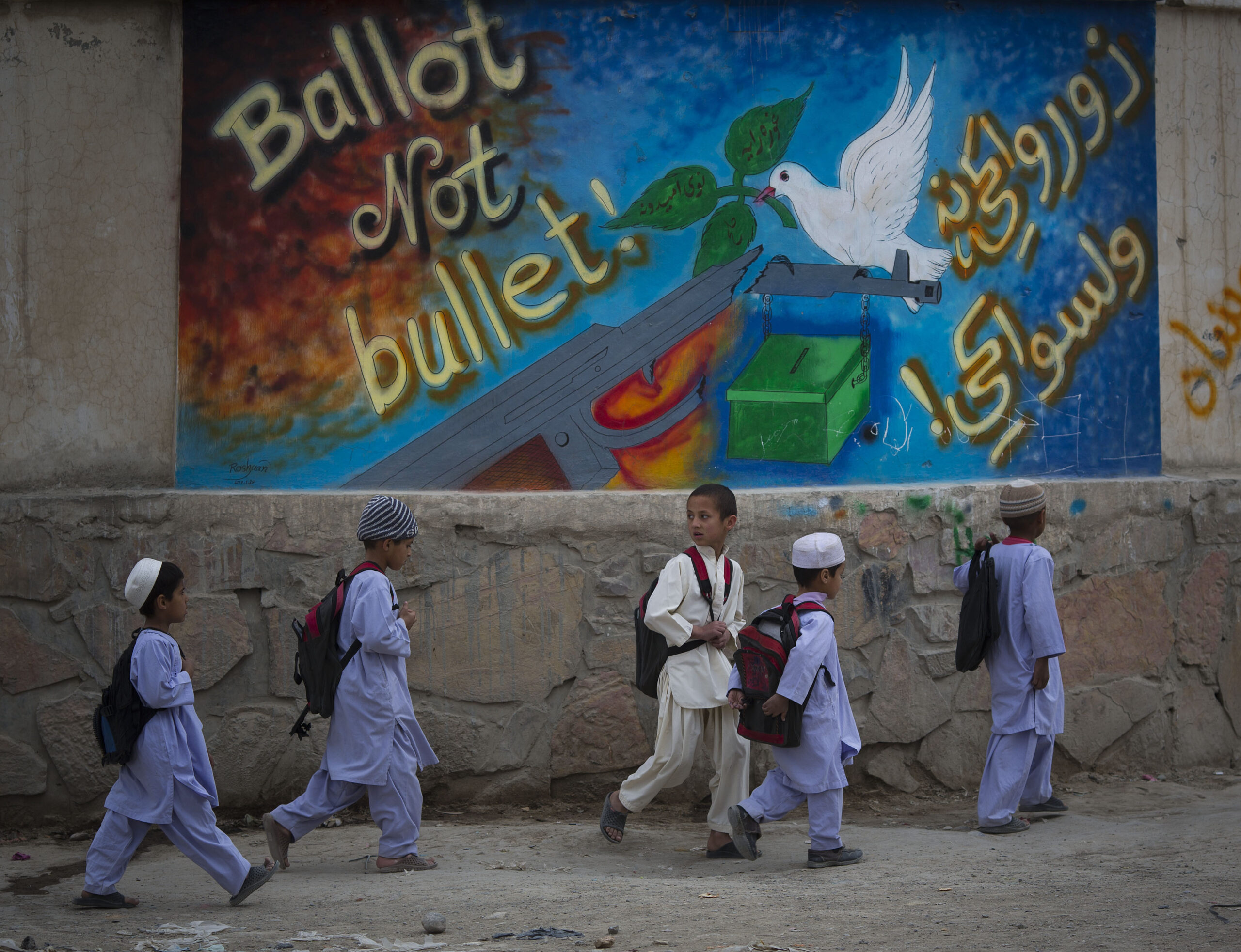 In Afghan race, wooing votes with ethnic strongmen