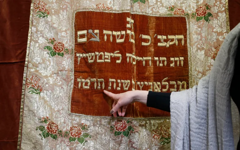 Stolen synagogue textile returns to Prague from US