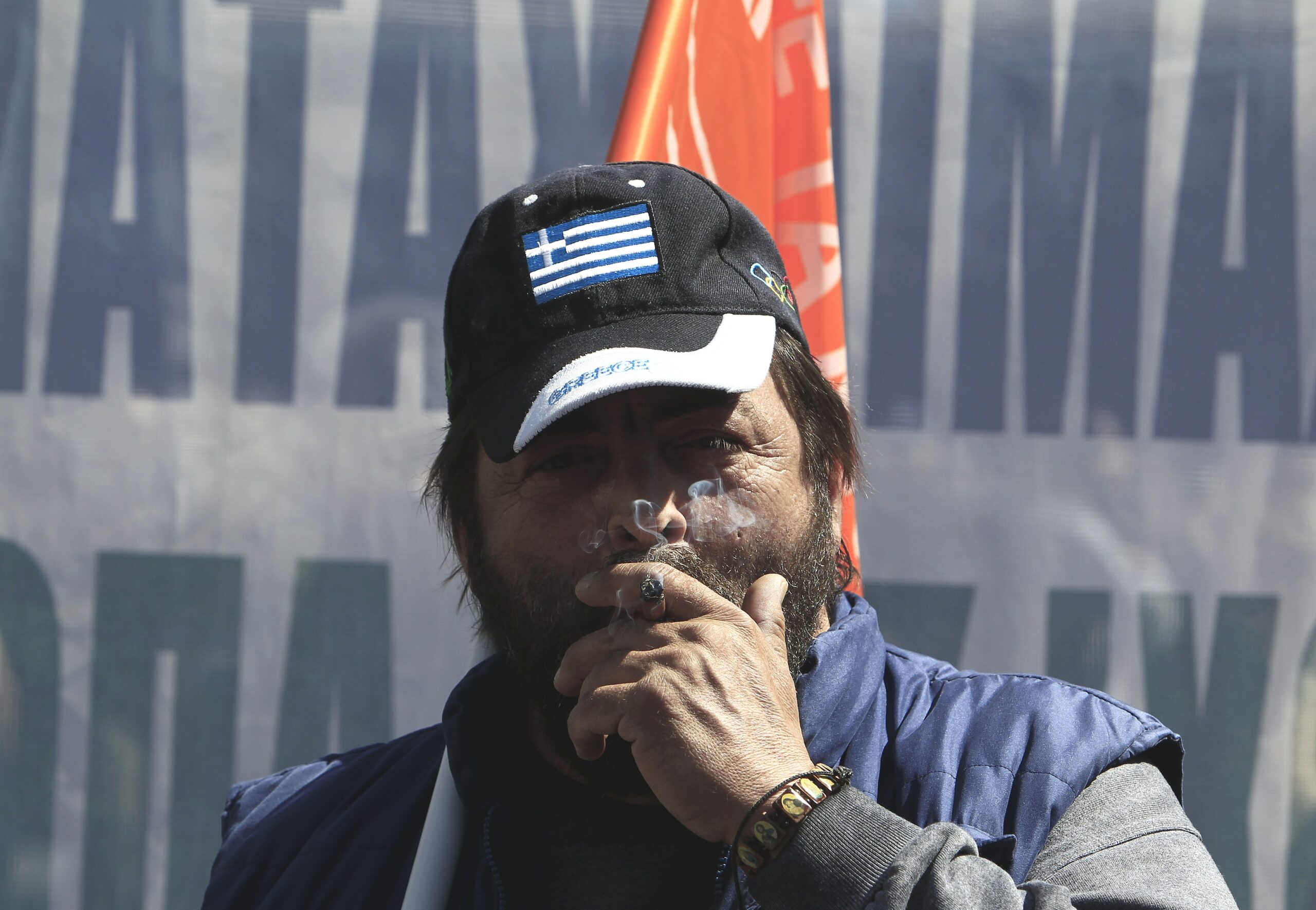 Greek civil service union launches 2-day strike