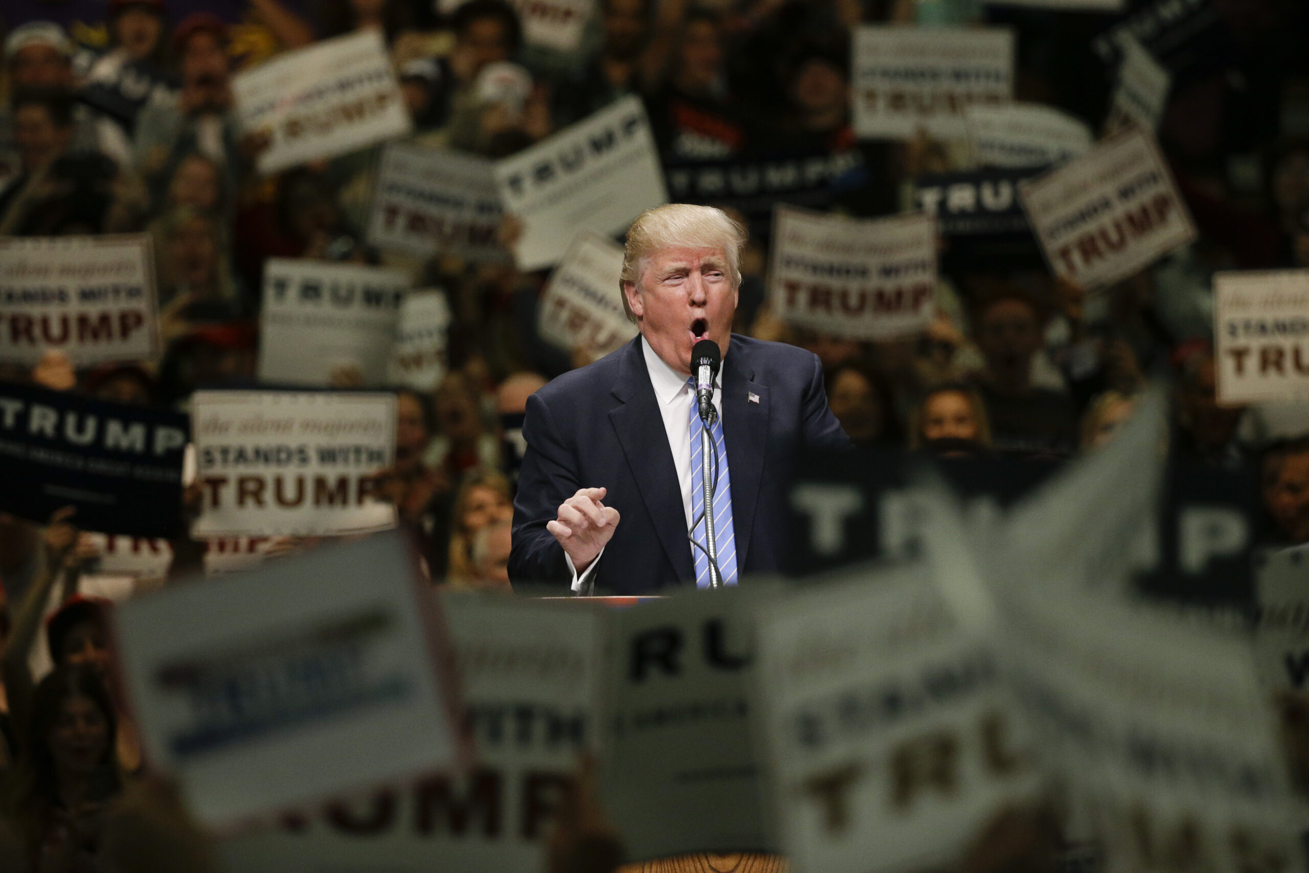 Trump sends a message to GOP by attacking New Mexico governor