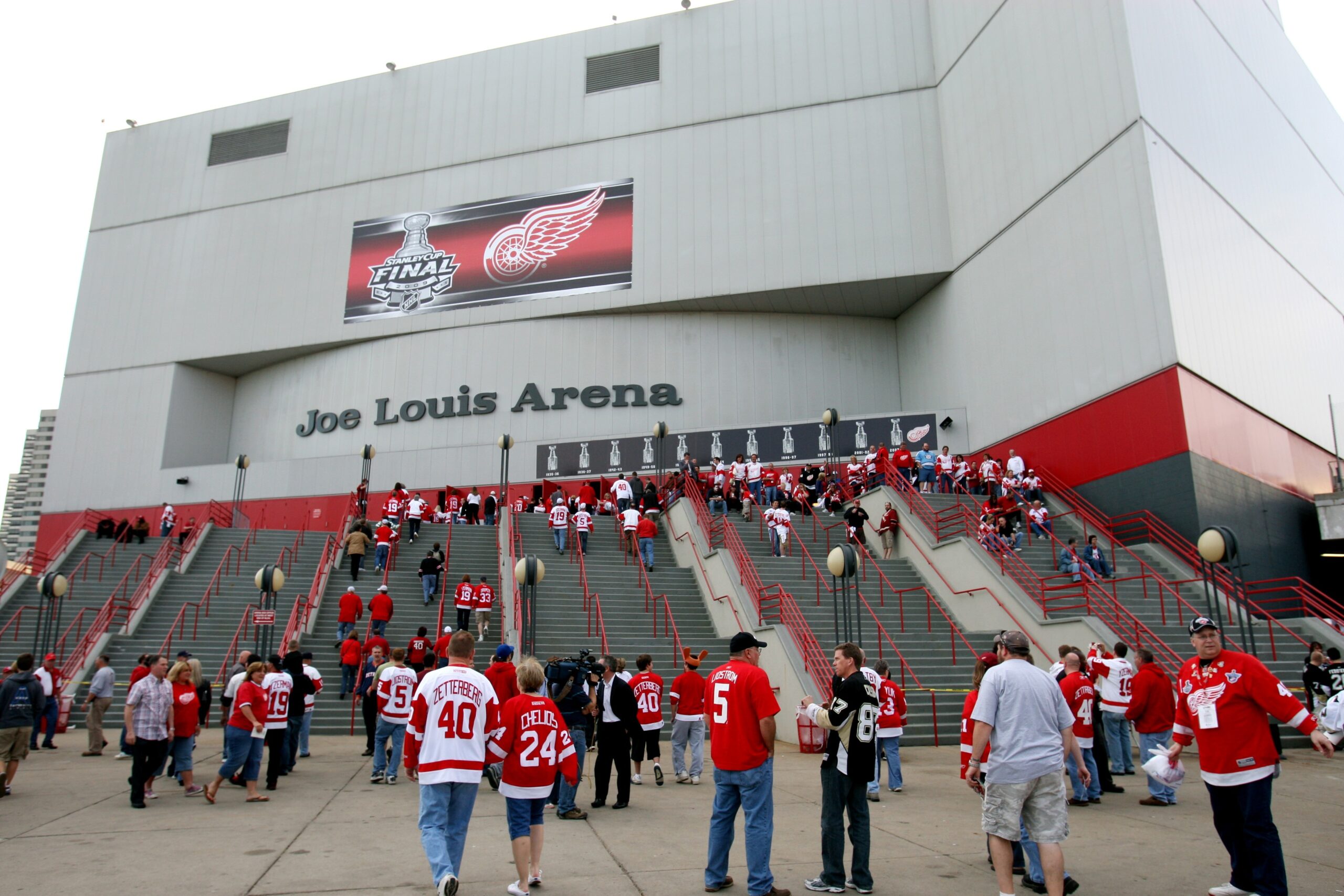 Bill to legalize scalping splits venues, brokers