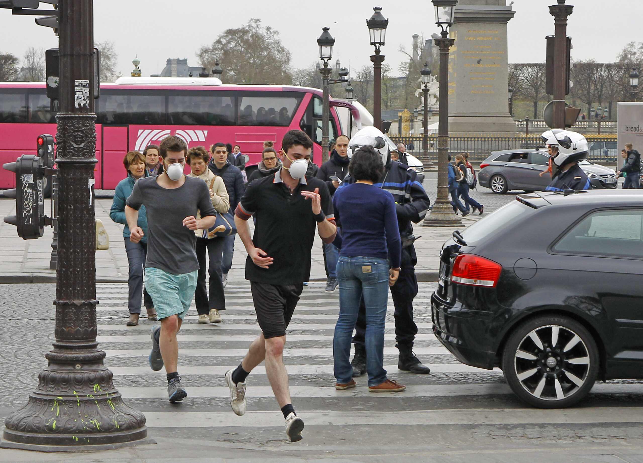 Paris takes drastic measures to fight toxic smog