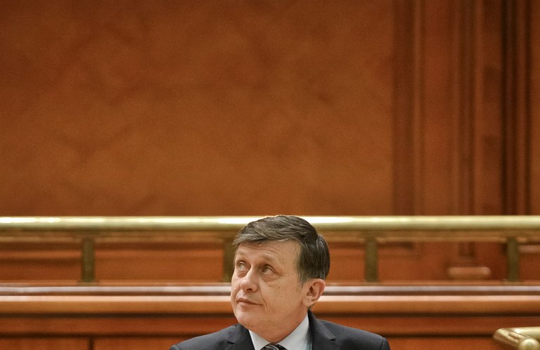 Romanian Senate speaker quits, upstages government