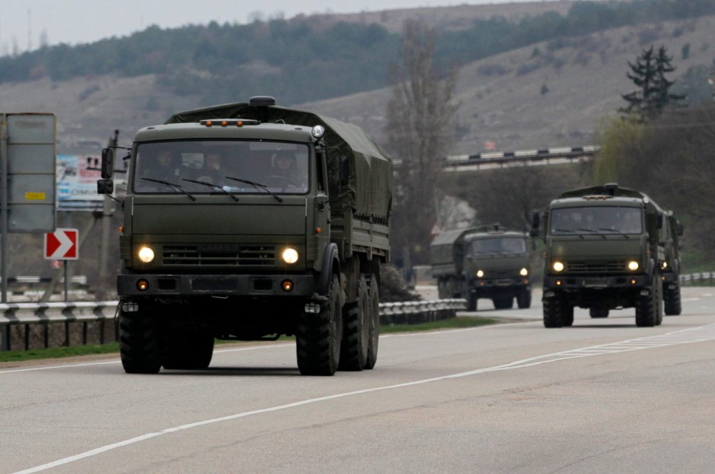 World scrambles as Russia tightens grip on Crimea