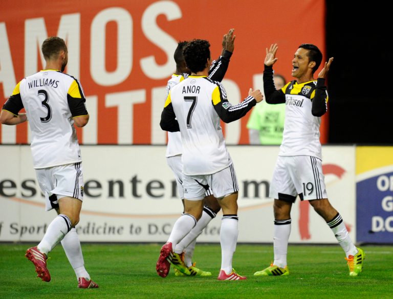 Higuain scores twice, Crew beat United 3-0