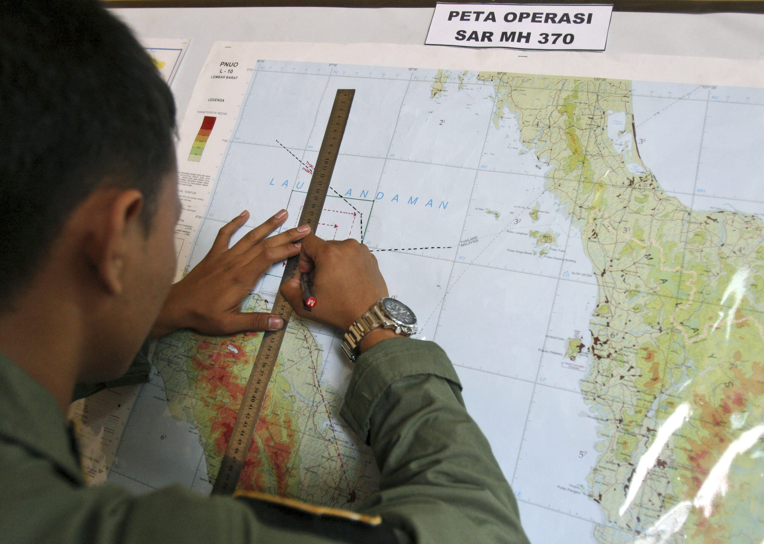 Missing plane sent signals to satellite for hours