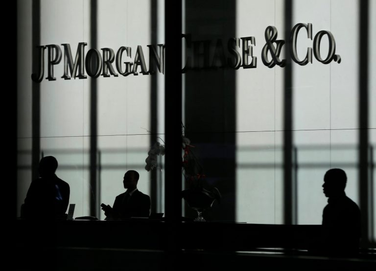 Citing Trump administration, Warren and McCain pitch new Glass-Steagall