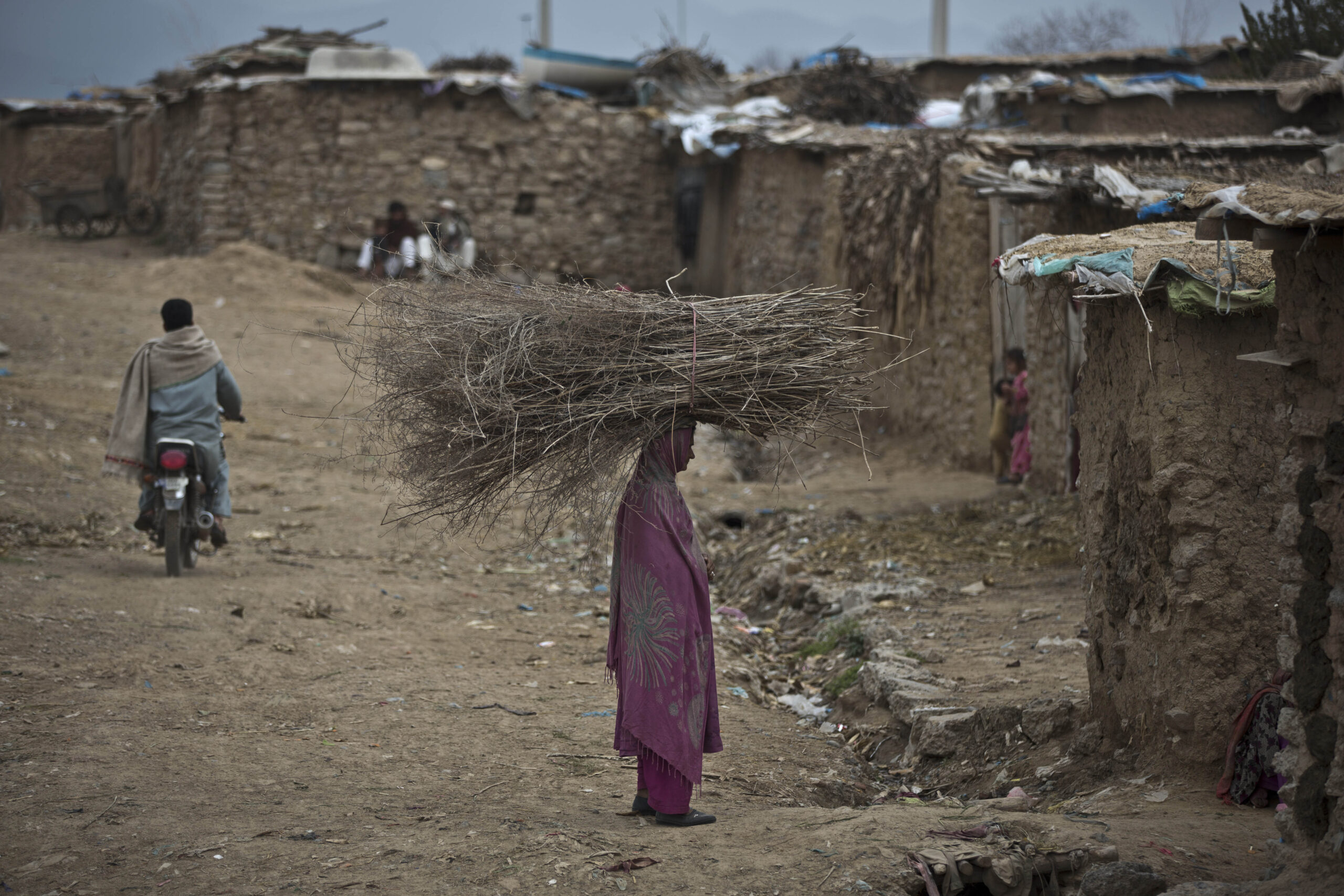 Pakistan officials en route for talks with Taliban