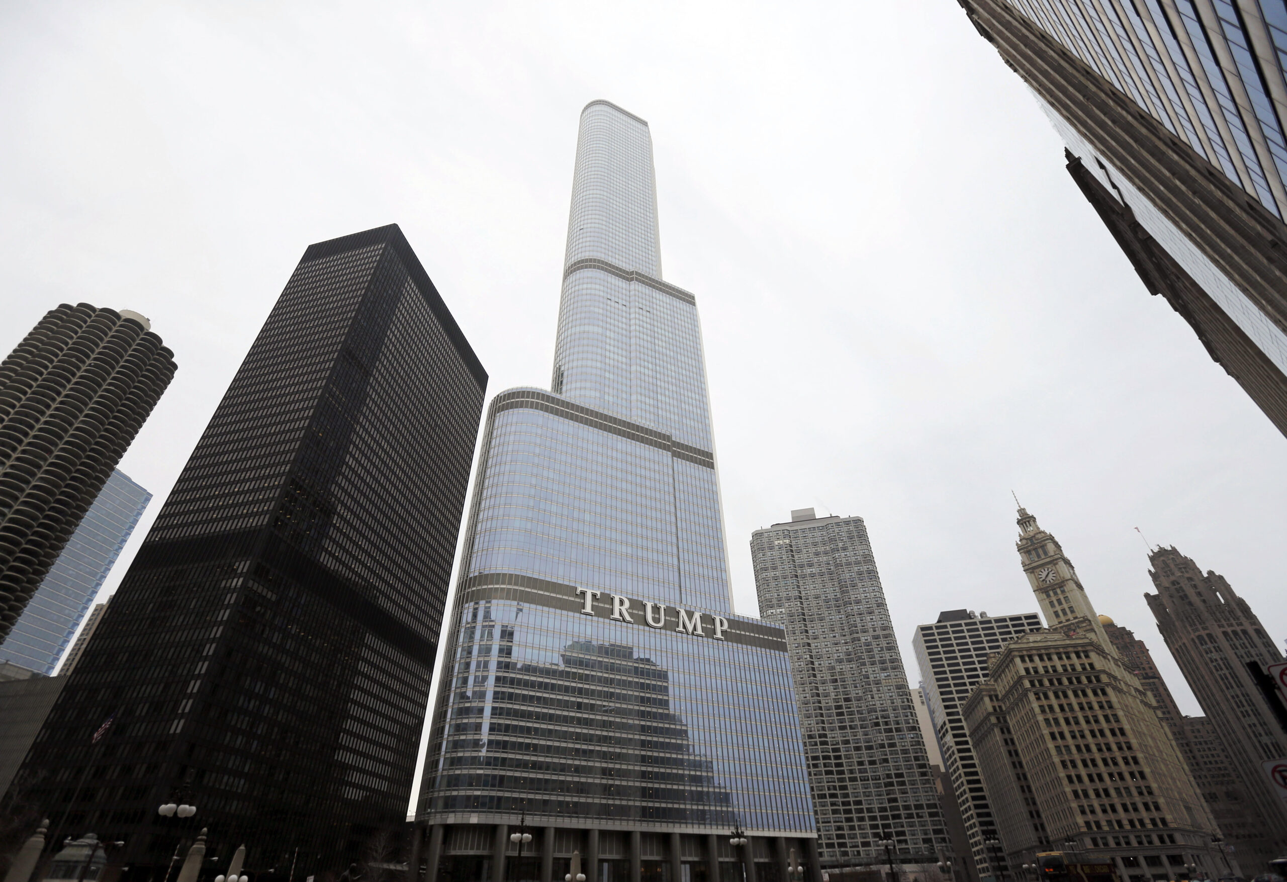 Chicagoans eye installing barricades to guard against crash-and-grab robberies