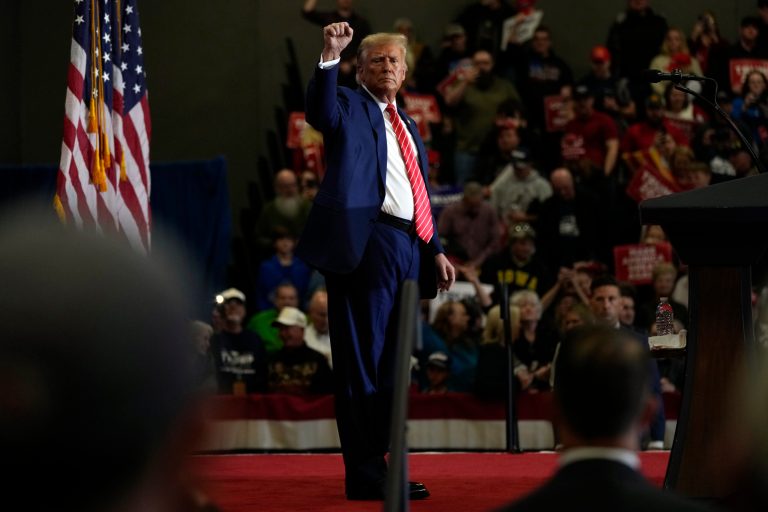 Trump woos GOP crowds in Iowa but pushes some toward his opponents