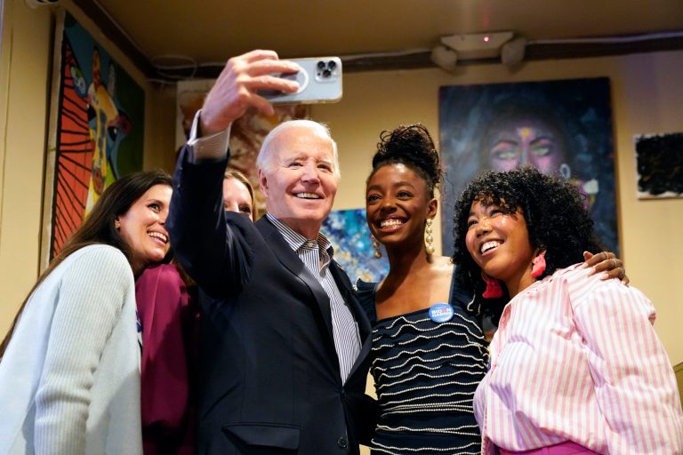 Biden puts White House lawyers on edge with private tours for big donors