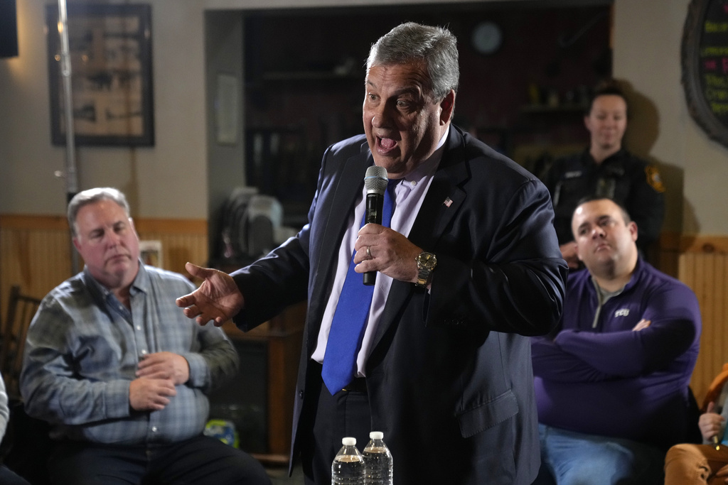 Chris Christie suspends 2024 campaign after pressure from Nikki Haley allies