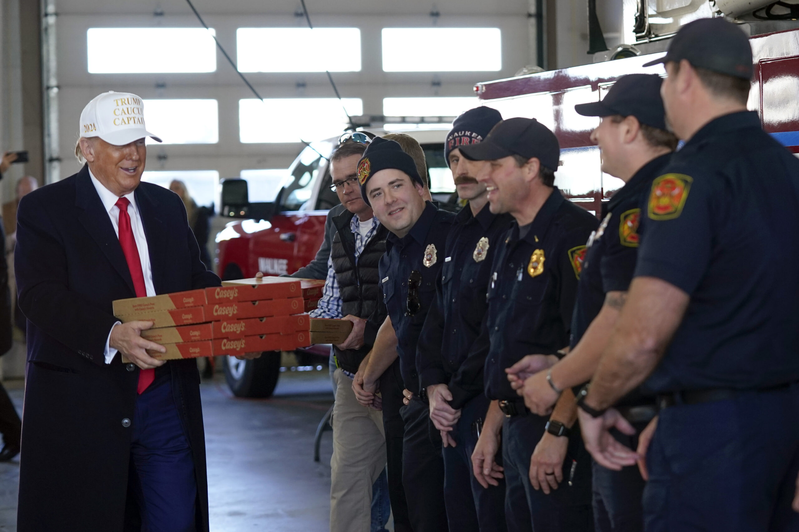Trump delivers pizza to local Iowa fire department ahead of caucuses