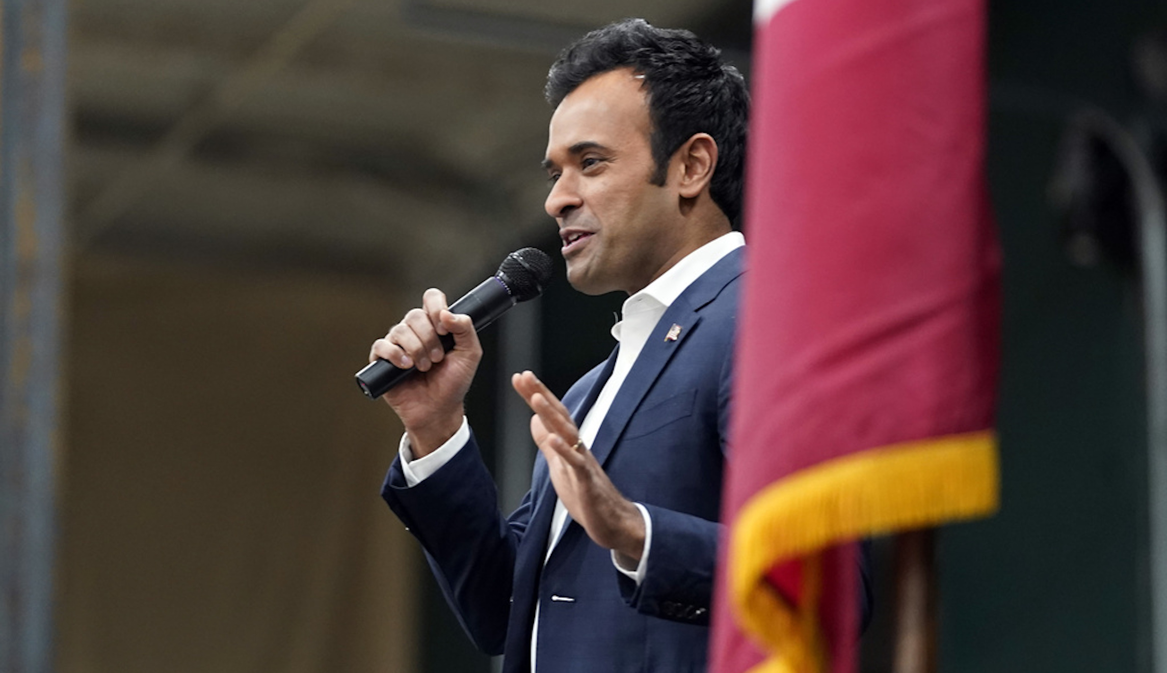 Vivek Ramaswamy suspends 2024 campaign and says he’ll endorse Trump